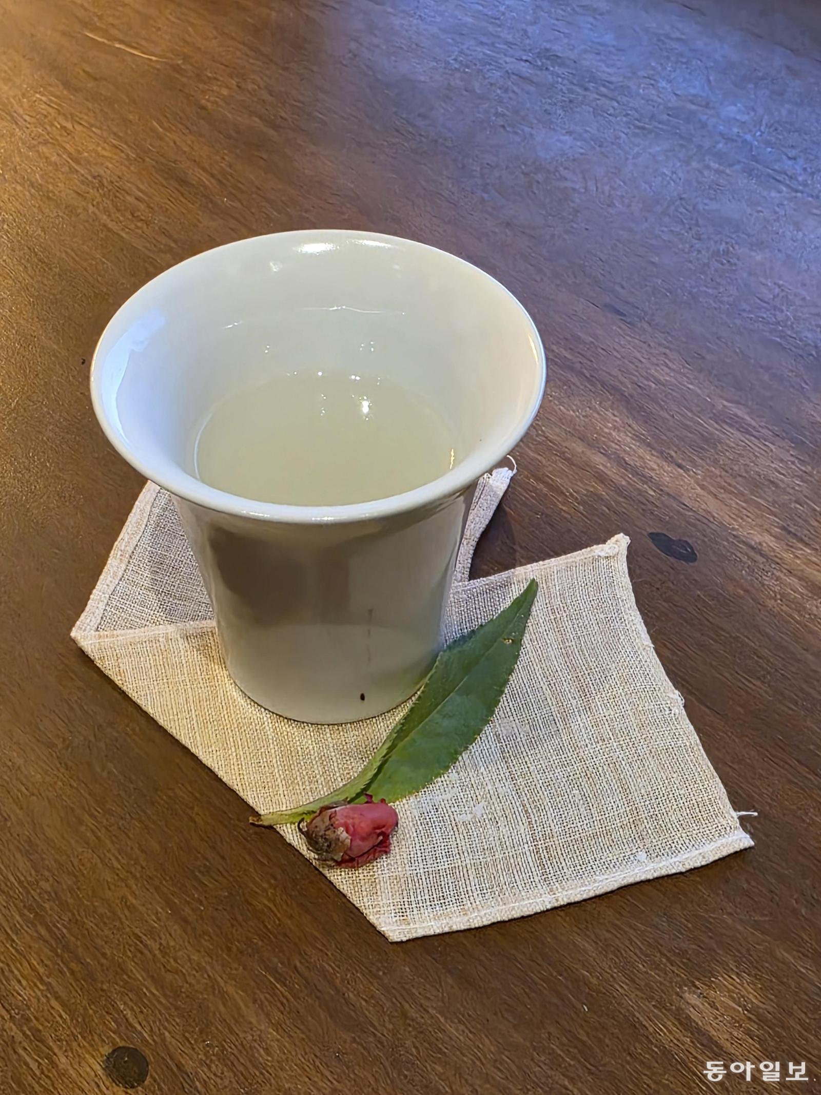 대마씨앗을 볶아 만든 숭늉 빛깔 헴프씨드 차.