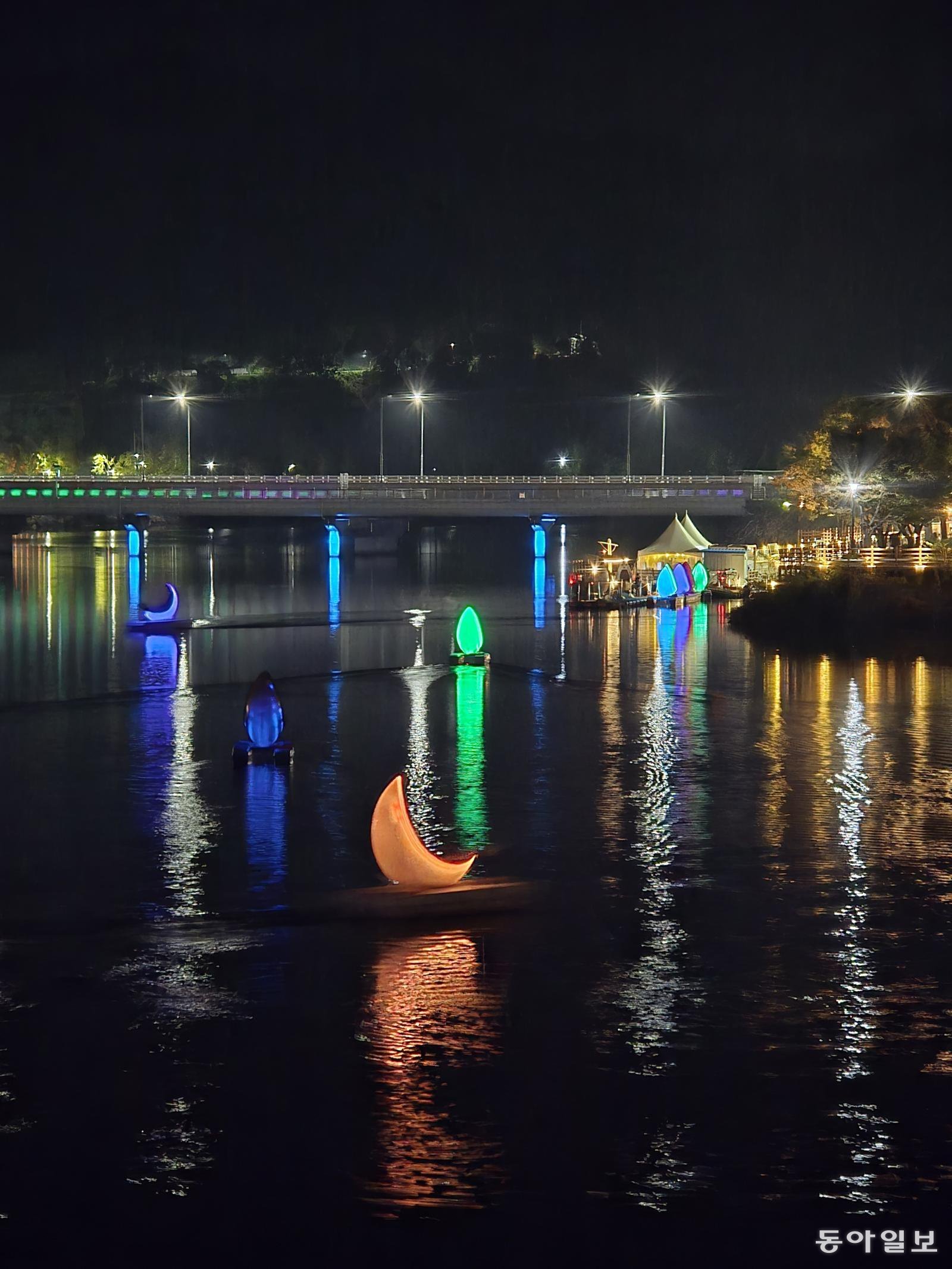 월영교 아래 안동호에 떠다니는 문보트.
