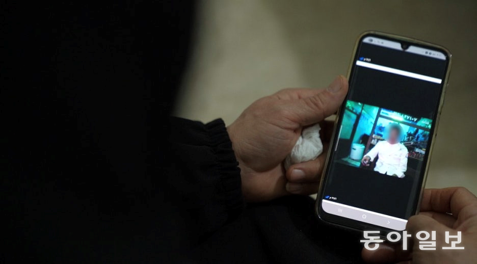 실종된 아들 사진을 보고 있는 요르단 난민 여성. 그는 “우리 가족의 중심이었고, 늘 아들 덕에 웃었다”며 씁쓸한 표정으로 아들을 회상했다. 아들은 2012년 시리아에서 실종됐다. 암만=지희수 기자