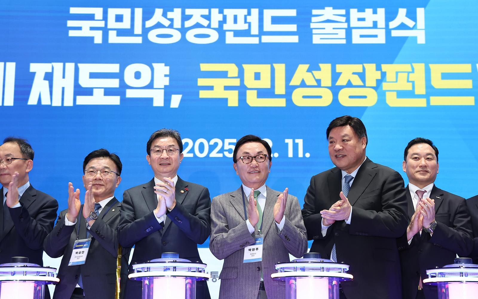 박상진 산업은행 회장(왼쪽 두 번째부터), 이억원 금융위원장, 박현주 미래에셋 회장, 서정진 셀트리온그룹 회장 등 참석자들이 11일 서울 여의도 산업은행 본점에서 열린 국민성장펀드 출범식에서 기념촬영을 하고 있다. 2025.12.11 뉴스1