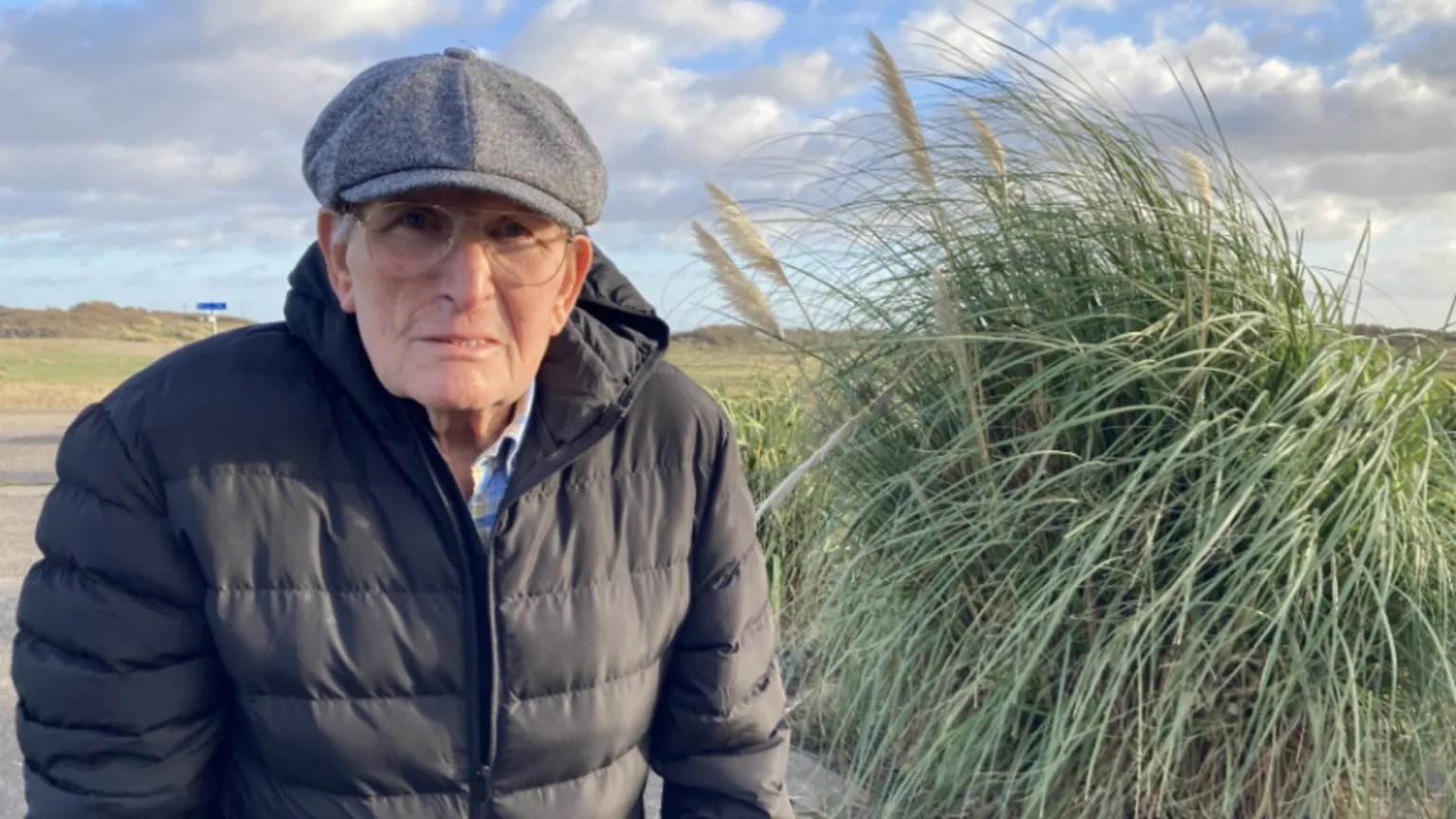 산책 중 입 속으로 날아든 나뭇잎을 뱉었다가 벌금 250파운드(약 50만원)를 부과받은 로이 마시(86)의 모습. BBC 캡처