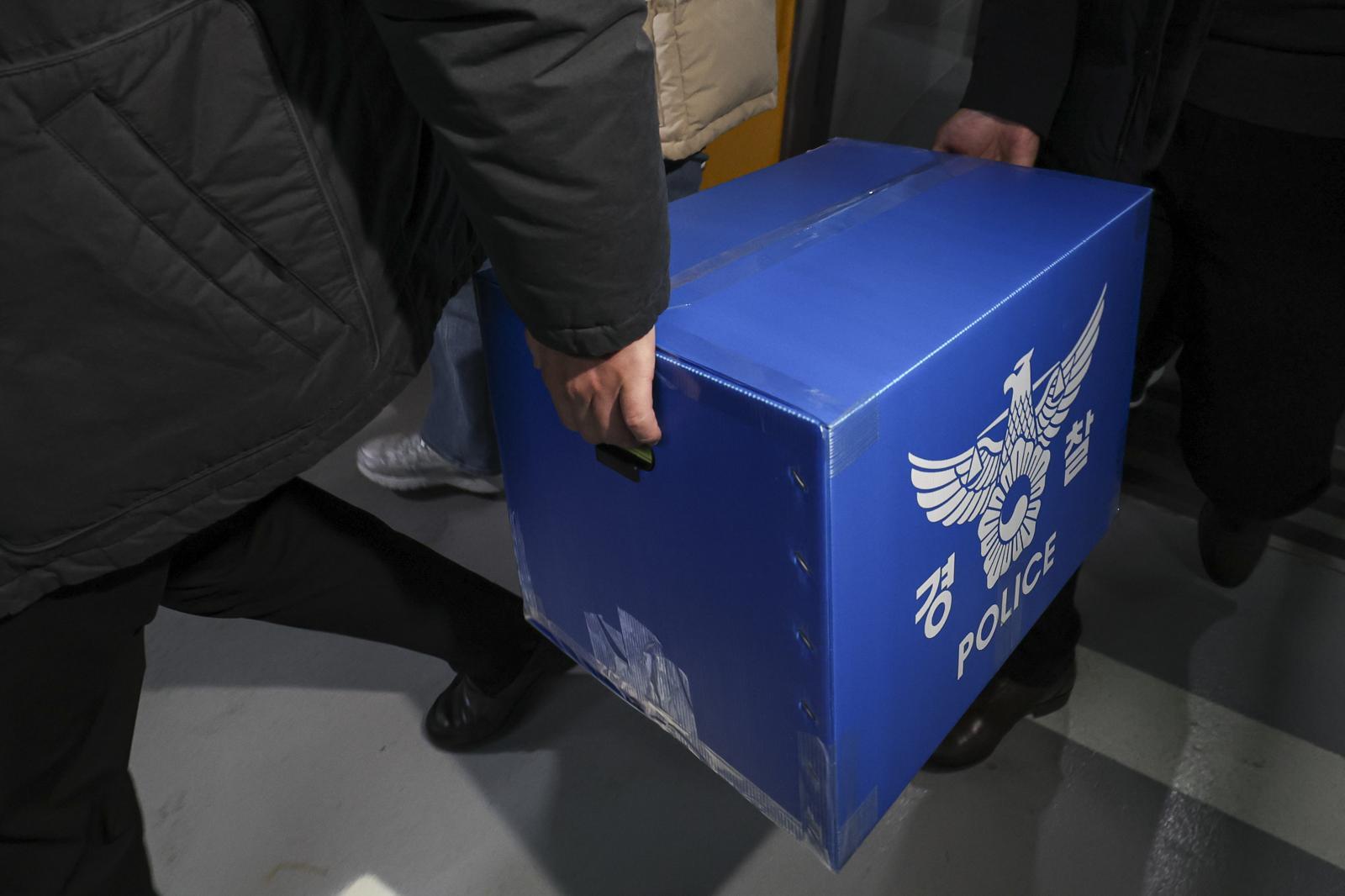 경찰이 대규모 개인정보 유출 사태를 빚은 쿠팡을 상대로 강제수사에 나선 9일 오후 서울 송파구 쿠팡 본사 사무실에서 압수수색을 마친 경찰들이 압수품을 옮기고 있다. (공동취재) 2025.12.9