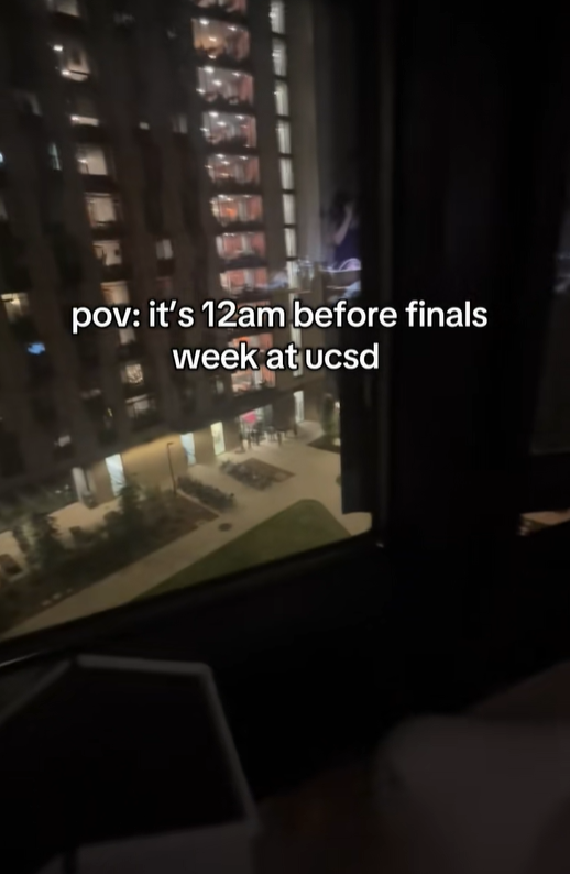 작성자 A씨가 올린 기말고사 주간을 앞둔 자정, UCSD 기숙사 곳곳에서 학생들이 비명을 지르는 영상. 틱톡 갈무리