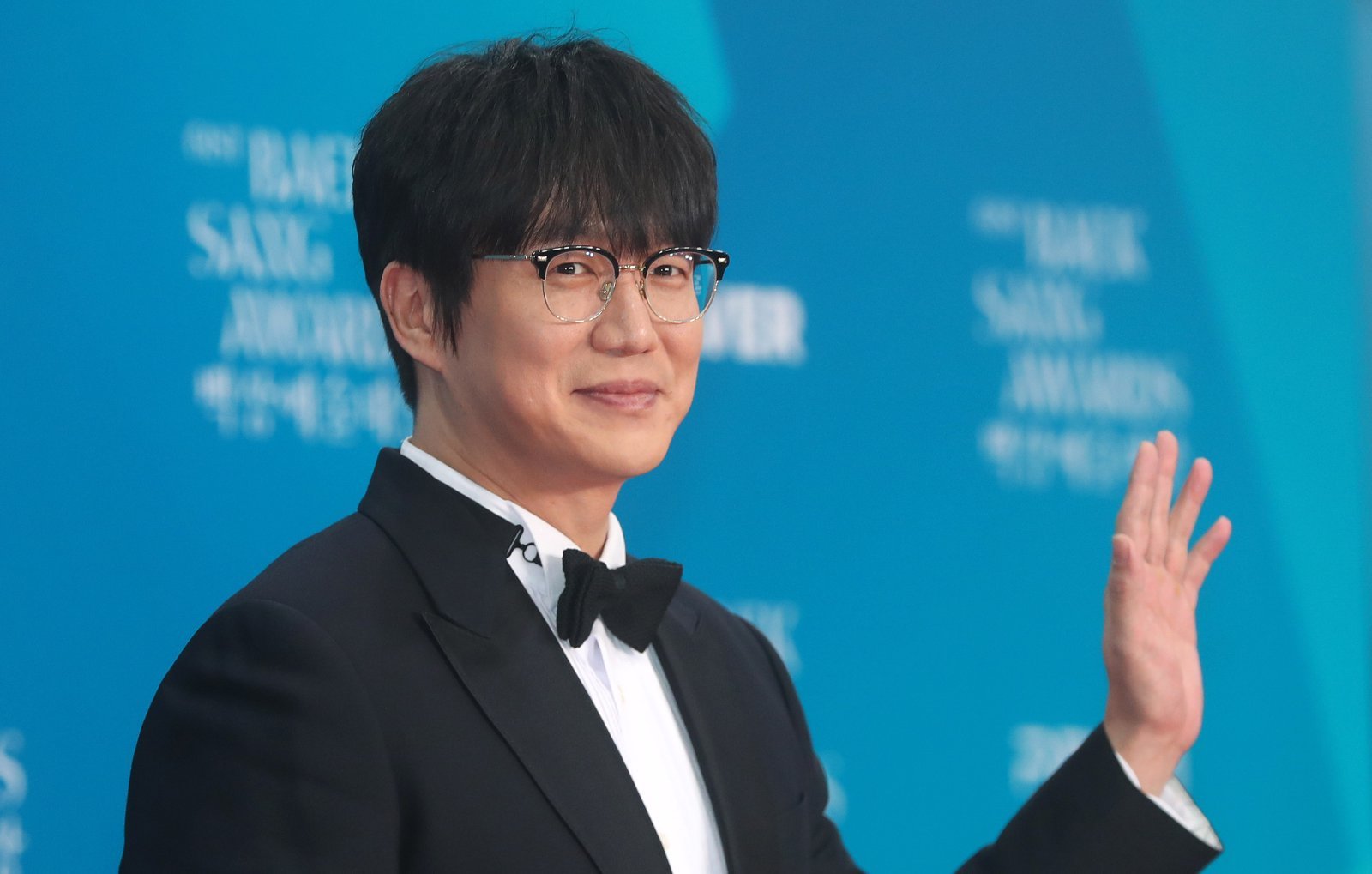 가수 성시경이 5일 오후 서울 강남구 코엑스에서 열린 제61회 백상예술대상 시상식에서 포즈를 취하고 있다. 2025.05.05 뉴시스