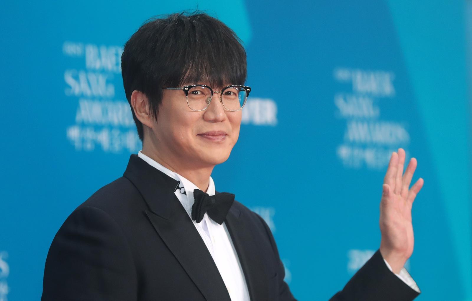 가수 성시경이 5일 오후 서울 강남구 코엑스에서 열린 제61회 백상예술대상 시상식에서 포즈를 취하고 있다. 2025.05.05 뉴시스