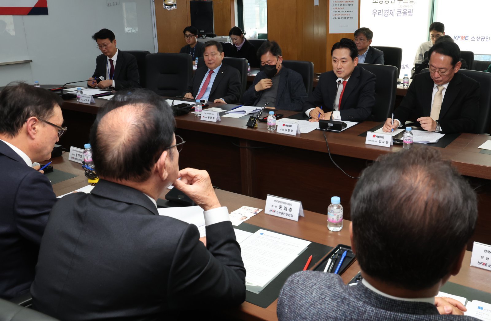 장동혁 국민의힘 대표가 12일 오후 서울 여의도 소상공인연합회에서 열린 국민의힘 당대표-소상공인연합회 간담회에서 인사말을 하고 있다. 2025.11.12. 뉴스1