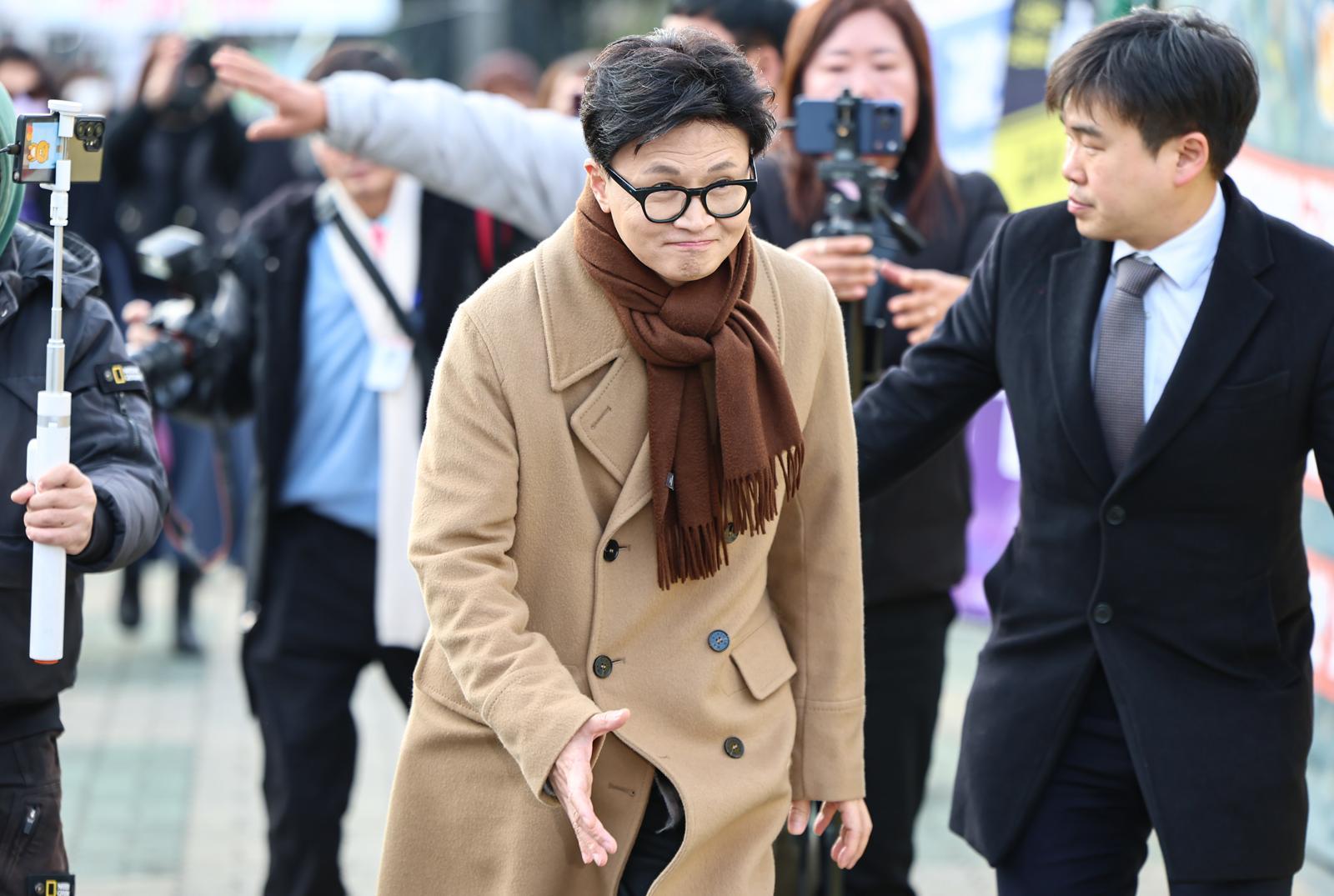 한동훈 국민의힘 전 대표가 9일 서울 여의도 국회 앞에서 열린 군인 재해보상법 개정 촉구 시위에 동참하며 참석자들고 인사를 나누고 있다. 2025.12.9/뉴스1