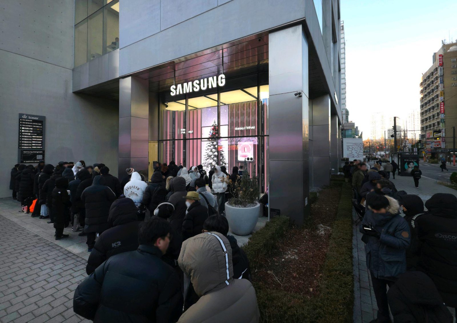 갤럭시 Z 트라이폴드 국내 공식 출시일인 12일 서울 서초구 삼성 강남에서 고객들이 갤럭시 Z 트라이폴드 구매를 위해 대기하고 있다. (사진=삼성전자 제공) 2025.12.12. 뉴시스