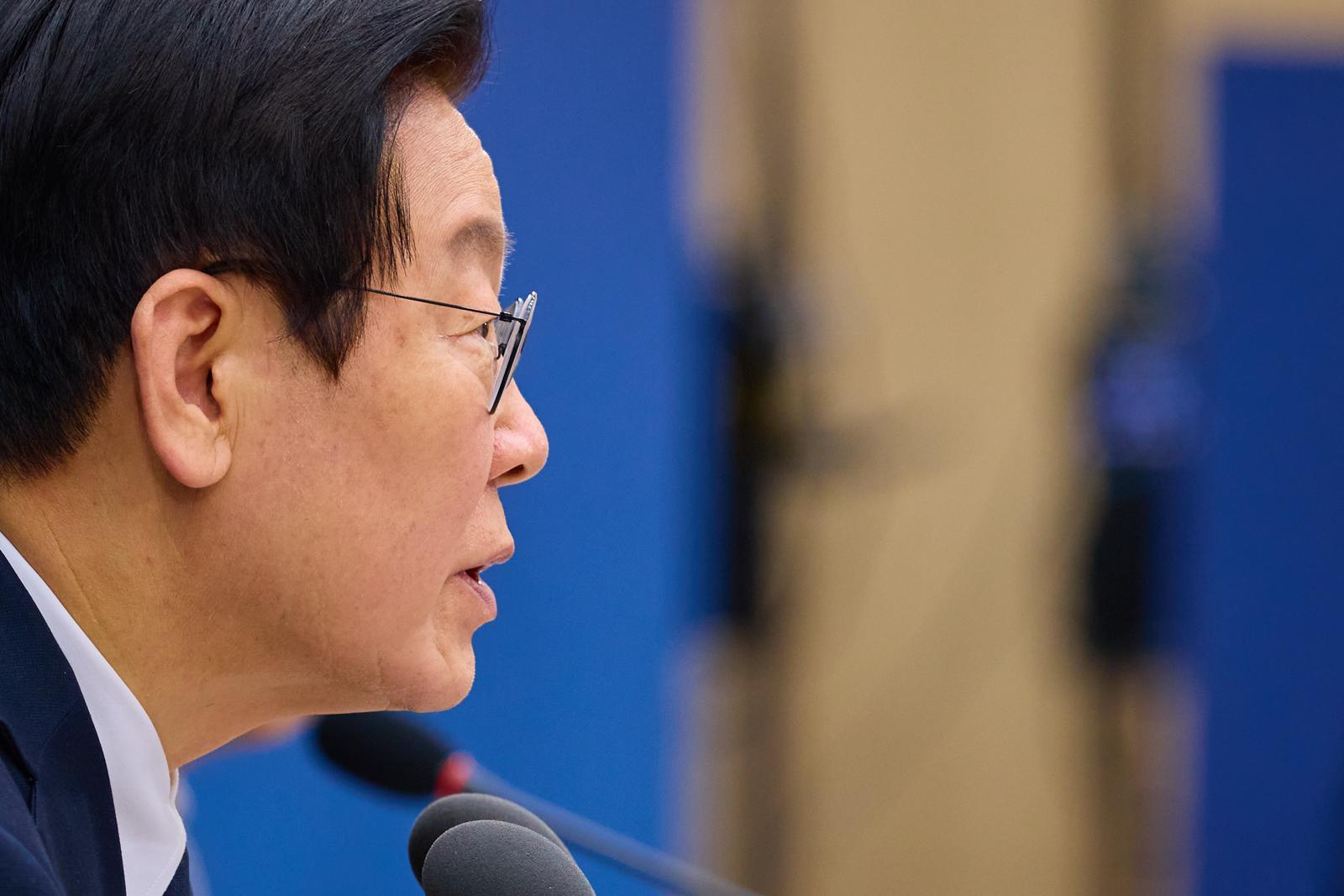 이재명 대통령이 11일 세종시 정부세종컨벤션센터에서 열린 ‘희망찬 농업·농촌, 모두가 행복하게 일하는 나라’ 농림축산식품부(농촌진흥청·산림청)-고용노동부 업무보고에서 발언하고 있다. (대통령실 제공) 2025.12.11