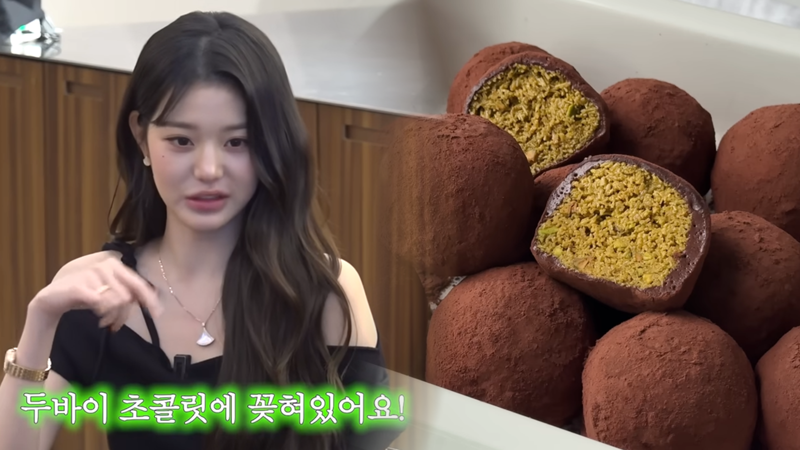 ‘두바이 초콜릿’이 ‘두바이 쫀득 쿠키’로 진화했다. 마시멜로와 카다이프의 ‘겉쫀속바’ 식감이 입맛을 사로잡으며 연일 품절 대란이 이어지고 있다. 채널십오야·곰봄 유튜브 채널 갈무리