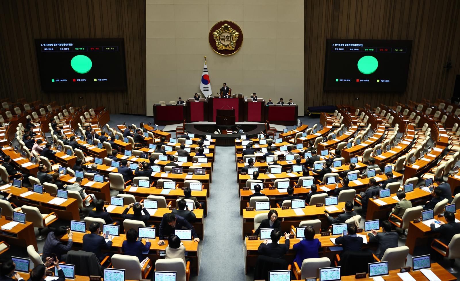 12일 오후 서울 여의도 국회에서 열린 본회의에서 형사소송법 일부개정법률안(대안)이 통과되고 있다. 2025.12.12. 뉴시스