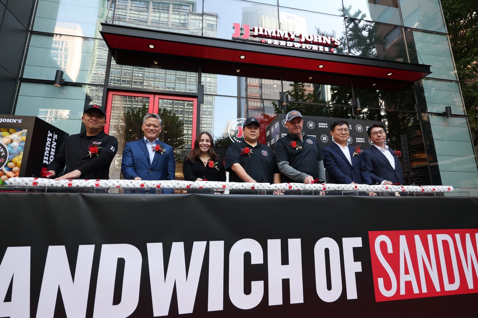 24일 오전 서울 강남구 강남358타워에서 열린 지미존스 한국 1호점 오픈 기념식에 참석한 (왼쪽부터)이병윤 역전F&C 대표, 파올로 니콜라스 인스파이어 브랜즈 아시아 태평양 지역 부사장(Paolo Nicolas, Regional Vice President at Inspire Brands, APAC), 애드리엔 손더스 지미존스 USA 프랜차이즈 운영 디렉터(Adrienne Saunders, Director of Franchise Operations at Jimmy John’s USA), 박진녕 지미존스 코리아 1호점 점장, 트로이 갤러거 인스파이어 브랜즈 아시아 태평양 지역 인터내셔널 비즈니스 매니저(Troy Gallagher, International Business Manager at Inspire Brands, APAC), 유현갑 케이스톤스 파트너스 대표, 박봉섭 케이스톤스 파트너스 대표가 샌드위치 커팅식에 앞서 기념촬영을 하고 있다. 2024.10.24. 서울=뉴시스