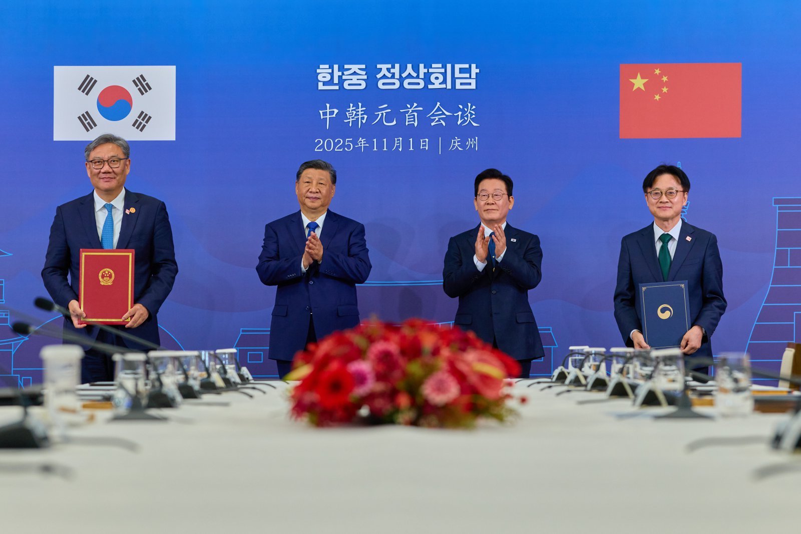 김정관 산업통상부 장관과 중국 왕원타오 상무부장이 1일 경북 경주박물관에서 이재명 대통령과 시진핑 중국 국가주석이 참석한 가운데 ‘서비스 무역 교류 협력 강화’ 양해각서를 체결하고 있다. 2025.11.2. 대통령실 제공