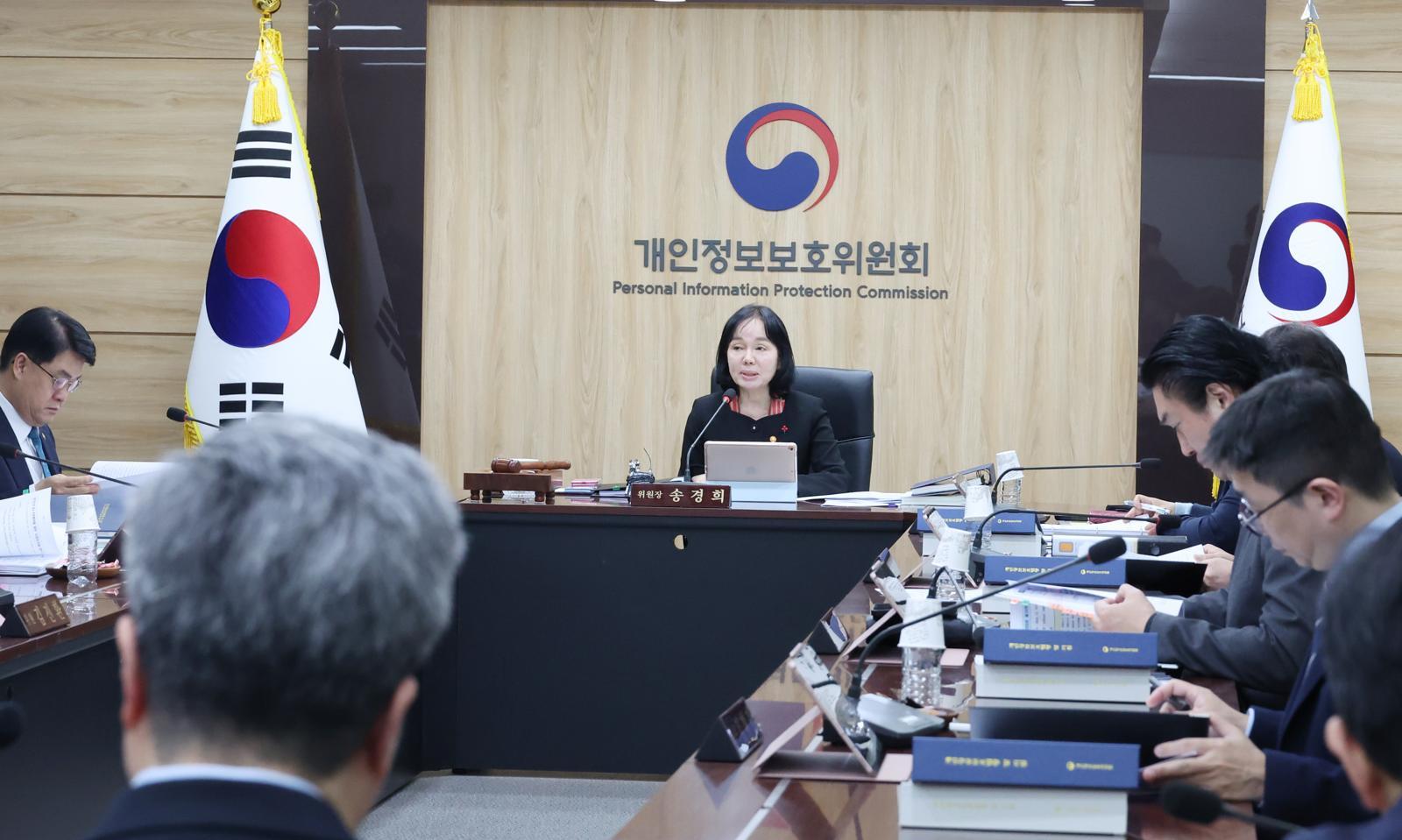 송경희 개인정보보호위원회 위원장이 10일 서울 종로구 정부서울청사에서 열린 개인정보보호위원회(개인정보위) 제26회 위원회 전체회의에 참석해 발언하고 있다. 2025.12.10. 서울=뉴시스