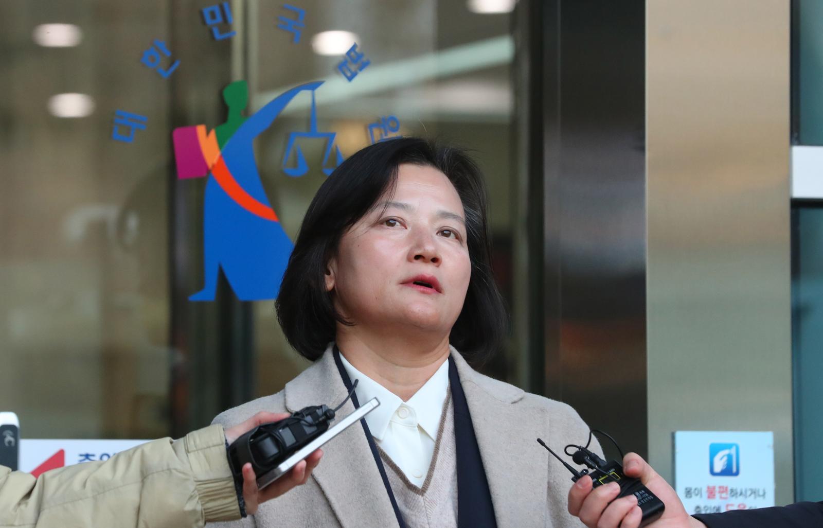 고검 검사로 강등된 정유미 검사장이 12일 오후 서울 서초구 서울행정법원에 인사명령 처분 취소 청구 소장 접수 전 취재진 질문에 답하고 있다. 2025.12.12. 뉴시스