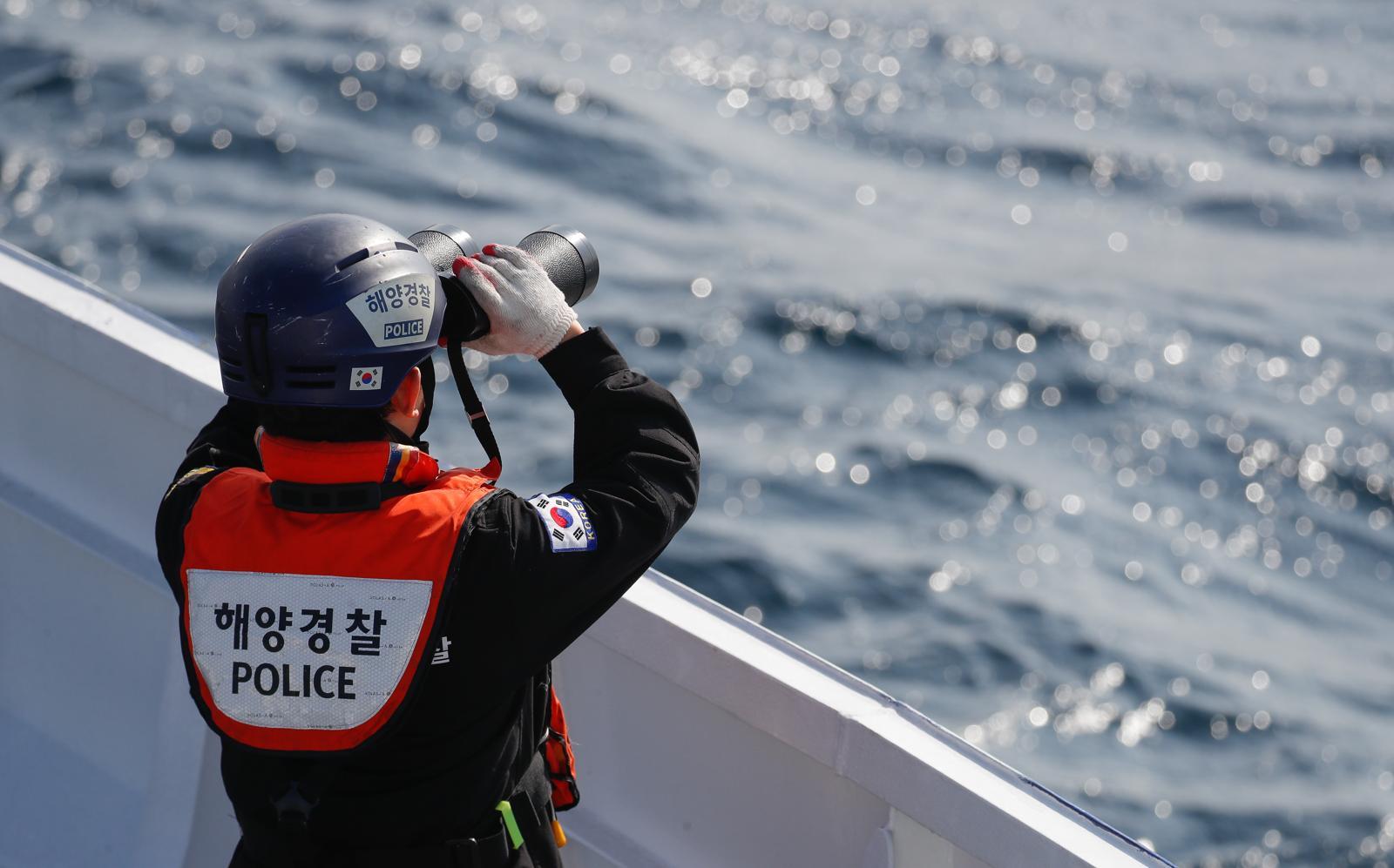 135금성호 침몰사고 엿새째인 13일 제주시 한림읍 비양도 북서쪽 약 22㎞ 인근 해상에서 해경과 해군, 관공선 등 40여척과 해·공군 항공기가 남은 실종자 10명을 찾기 위해 수색활동을 펼치고 있다. 2024.11.13 제주=뉴시스