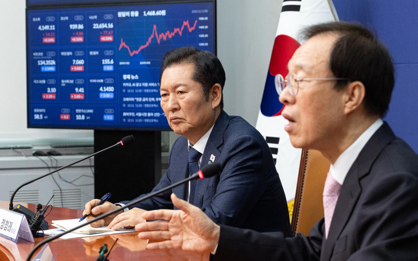 정청래 더불어민주당 대표가 11일 서울 여의도 국회에서 이석연 국민통합위원장을 접견, 인사말을 듣고 있다. 뉴스1