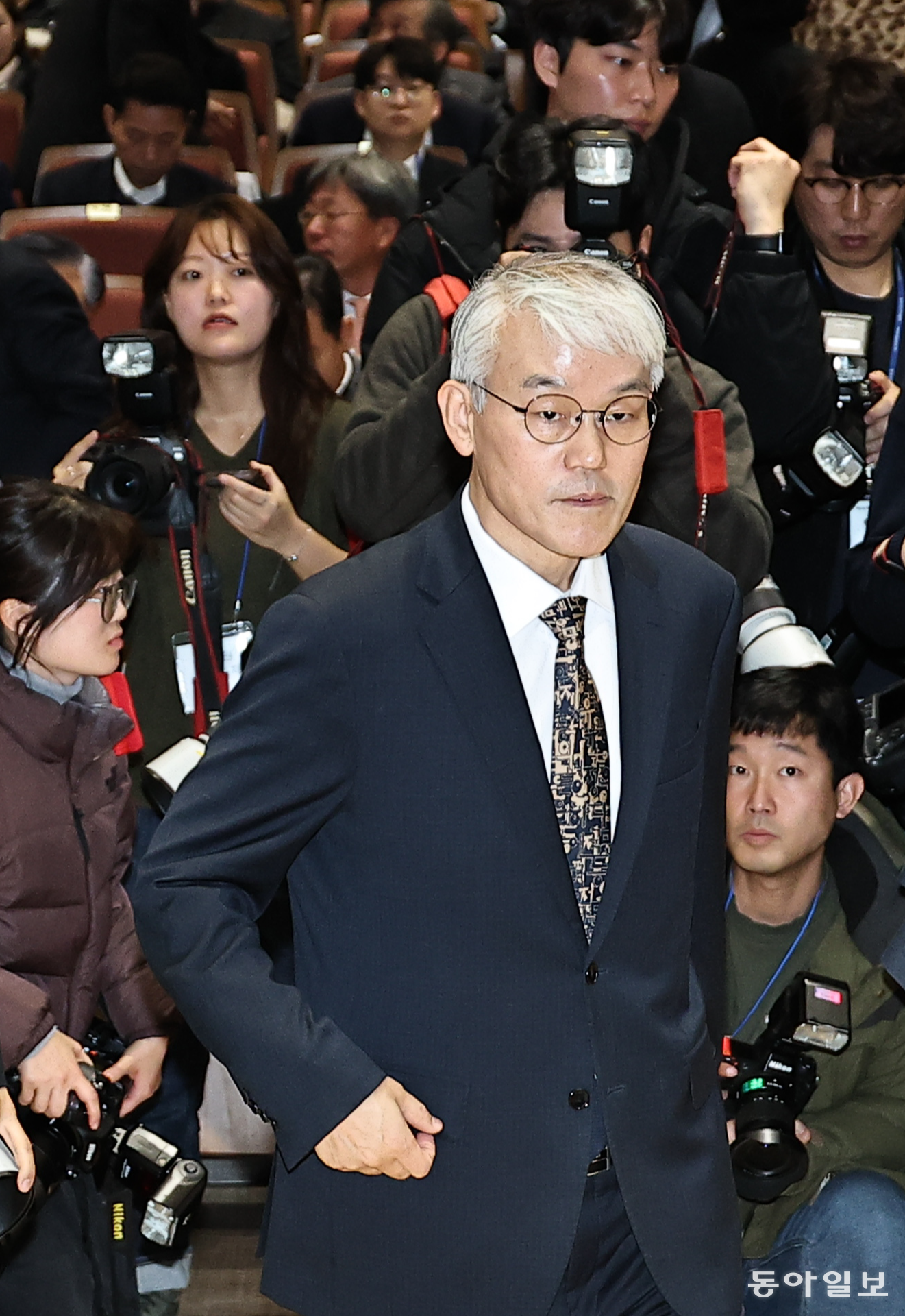 천대엽 법원행정처장이 9일 오전 서울 서초구 서울법원종합청사에서 열린 ‘국민을 위한 사법제도 개편 과제 공청회’에서 기념촬영을 하기 위해 단상으로 이동하고 있다.양회성 기자 yohan@donga.com