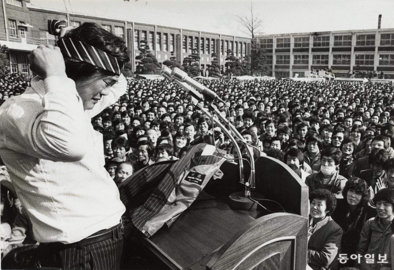 ＜12대 국회의원선거＞신사당 안광양 후보가 유세 도중 상의를 벗어 놓고 넥타이를 풀어 머리에 묶고 있다. 홍석희 기자. 1985년 12월 1일. 동아일보 DB