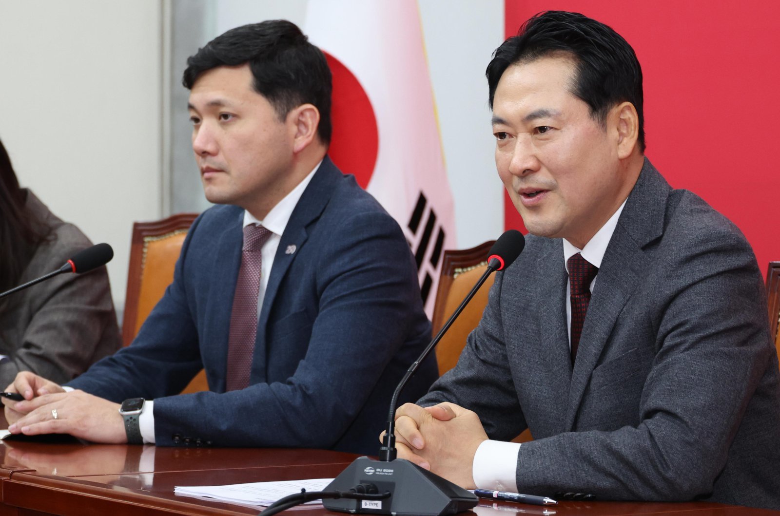 美 대사 대리 만나 “법치 위험”
국민의힘 장동혁 대표(오른쪽)가 12일 국회에서 케빈 김 주한 미국대사대리를 만나 발언하고 있다. 장 대표는 “대한민국에서는 법치주의에 위험 신호들이 여러 곳에서 지속적으로 감지되고 있고, 더 강해지고 있다”며 “관심을 가져 달라”고 했다. 뉴시스