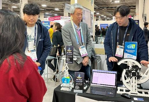 지난해 미국 라스베이거스에서 열린 세계 최대 정보기술(IT) 및 가전제품 전시회 CES 2024에 참가한 아이디어오션 부스. 아이디어오션은 인공지능 부문 혁신상을 받았다. 아이디어오션 제공