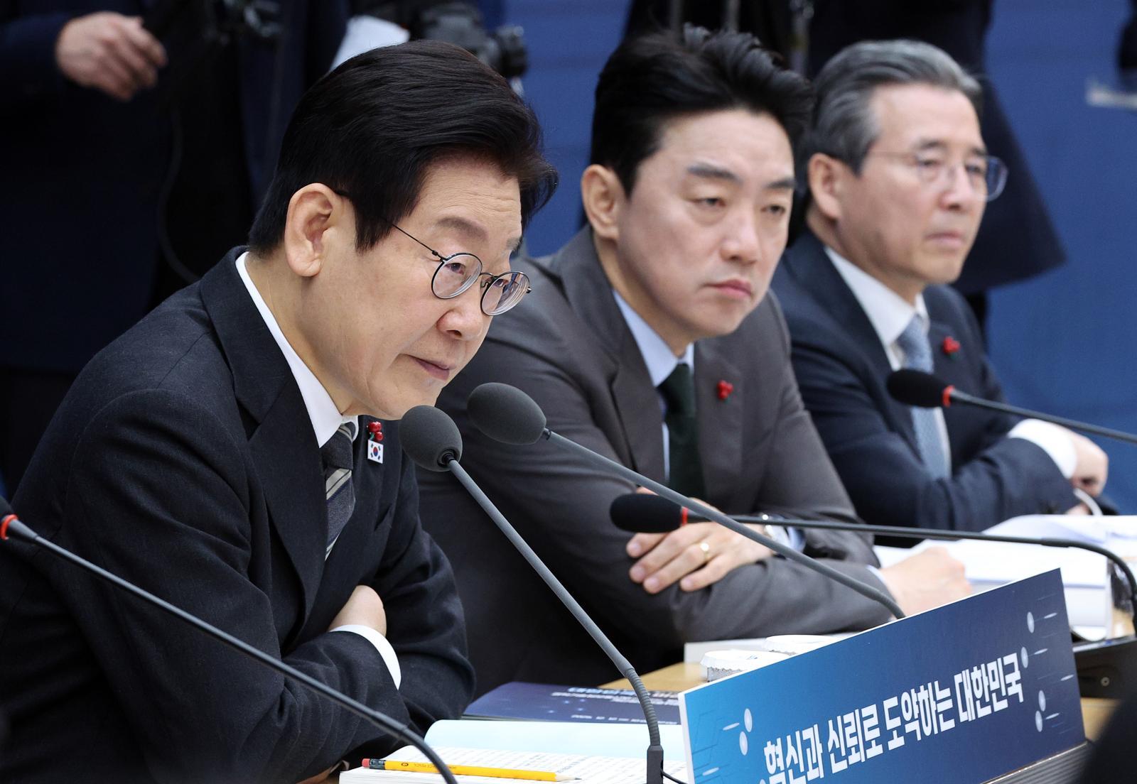 이재명 대통령이 12일 세종시 정부세종컨벤션센터에서 개인정보보호위원회의 업무보고를 받고 있다. 이 대통령은 최근 쿠팡 등에서 발생한 개인정보 유출 사고와 관련해 “앞으로는 규정을 위반해 국민에게 피해를 주면 엄청난 경제 제재를 받아 ‘회사가 망한다’는 생각이 들도록 해야 한다”고 했다. 대통령실사진기자단