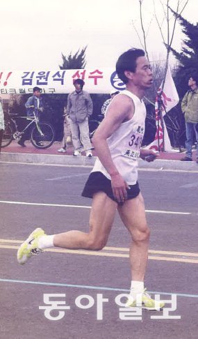정환일 회장이 1999년 열린 제70회 동아마라톤대회에서 질주하고 있다. 정환일 회장 제공