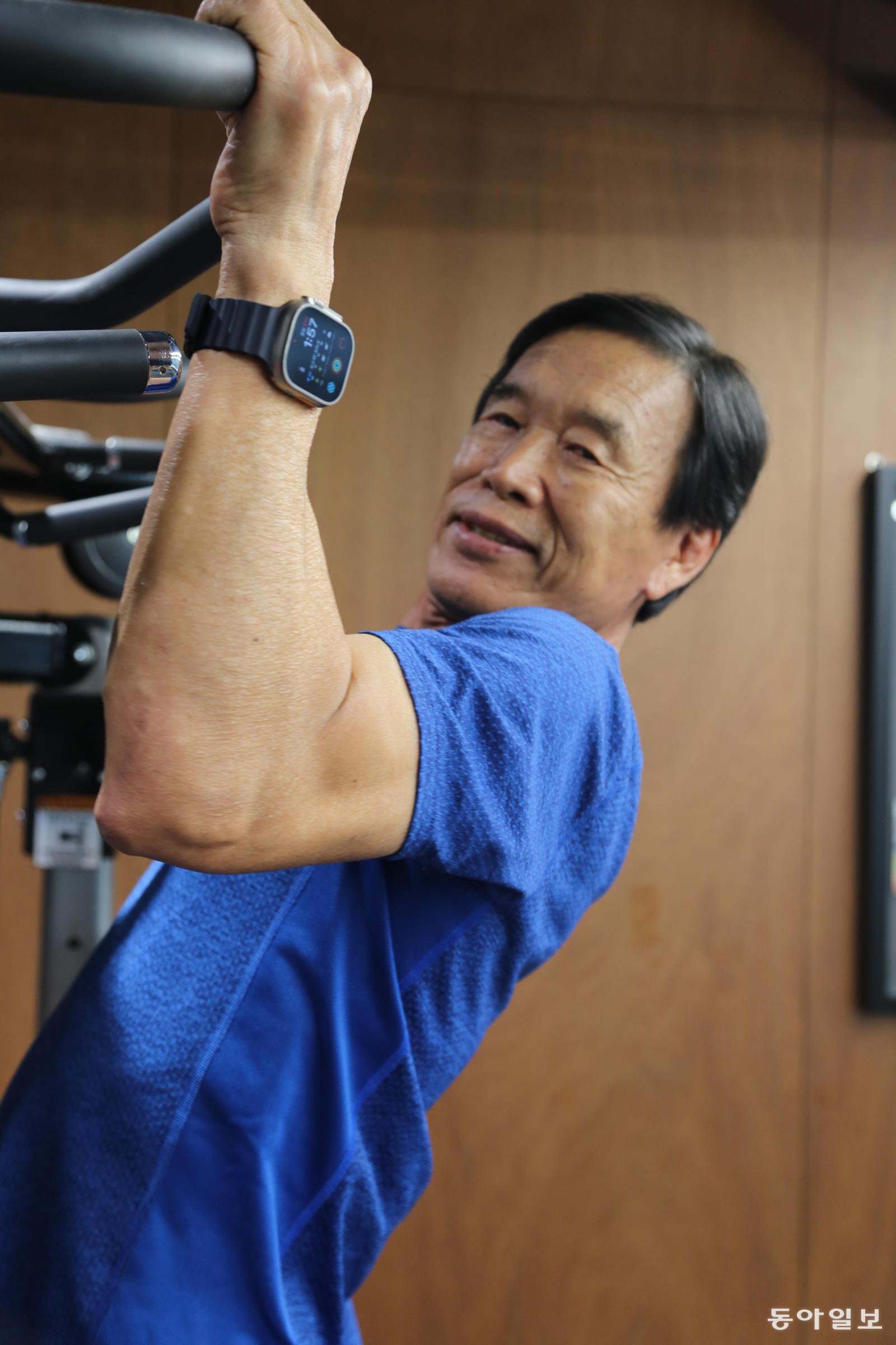정환일 회장이 부산 사하구 다대동 사무실에 마련한 피트니스 도구에서 턱걸이 하고 있다. 부산=양종구 기자 yjongk@donga.com