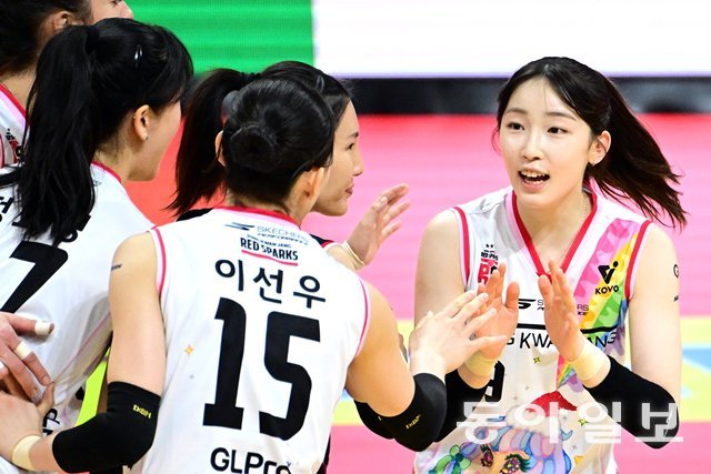 세터 최서현(오른쪽)을 격려하고 있는 정관장 선수단. 한국배구연맹(KOVO) 제공