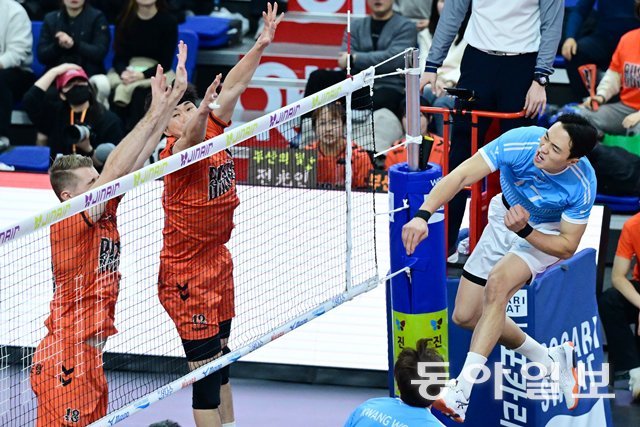 대한항공 임동혁(오른쪽)을 상대로 블로킹 벽을 친 OK저축은행. 한국배구연맹(KOVO) 제공