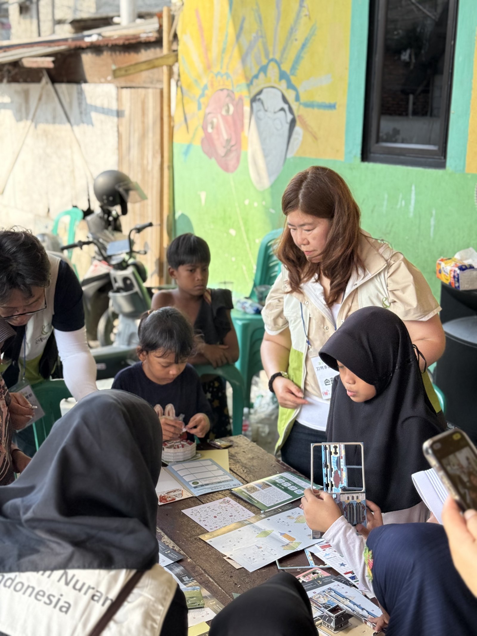 지난 6월 인도네시아 현지에서 아이들을 만나 봉사활동을 하고 있는 손현민 대표. 손현민 대표 제공