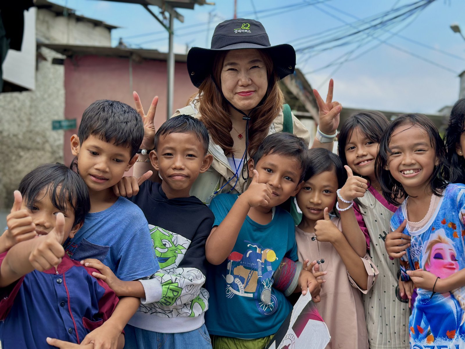 지난 6월 인도네시아 현지에서 봉사활동을 하고 현지 아이들과 사진을 찍고있는 손현민 대표. 손현민 대표 제공