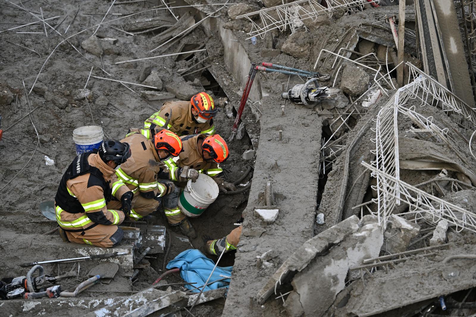 소방 당국이 11일 오후 광주 서구 치평동 광주대표도서관 건설 도중 난 콘크리트 타설 작업 중 구조물 붕괴 사고 현장에서 잔해물에 매몰된 것으로 추정되는 작업자들을 수색 구조하고 있다. 2025.12.11. 광주=뉴시스