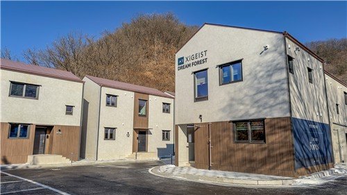 GS건설 자이가이스트가 최근 준공한 목조 모듈러 기숙사 ‘드림 포레스트’ 전경 (GS건설 제공)