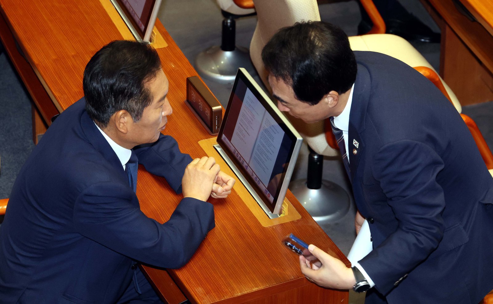 정청래 더불어민주당 대표가 10일 오전 서울 여의도 국회에서 열린 제249회국회(정기회) 제3차 본회의에서 박수현 수석대변인과 대화를 하고 있다. 2025.09.10. 서울=뉴시스