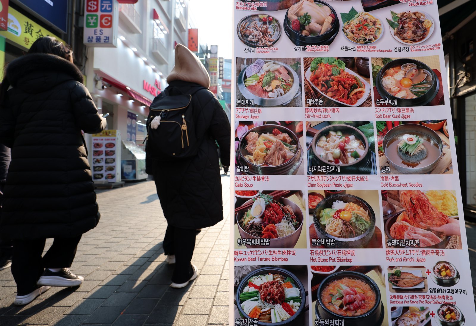13일 서울 중구 명동거리 음식점 앞에 판매되는 음식 종류가 보이고 있다.  이날 통계청 국가통계포털을 보면 지난해 외식 소비자물가지수는 121.01로 전년(117.38)보다 3.1% 상승했다. 외식 소비자물가지수는 3년 연속 3% 이상 상승세를 보이고 있다. 가성비 좋기로 알려진 편의점 도시락, 삼각김밥등도 가격이 올랐고 직장인들이 주로 이용하는 구내식당 물가도 상승했다. 또한 고물가로 인한 외식 메뉴 가격 상승과 런치플레이션(런치+인플레이션) 현상이 올해에도 지속할 것으로 전망됐다. 2025.01.13. 20. 서울=뉴시스