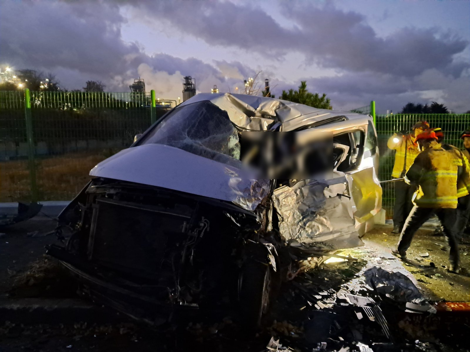 13일 오전 6시 38분께 울산 남구 성암사거리에서 용연삼거리 방면 도로에서 트레일러 트럭이 스타렉스 차량을 들이 받는 사고가 발생했다.울산소방본부 제공