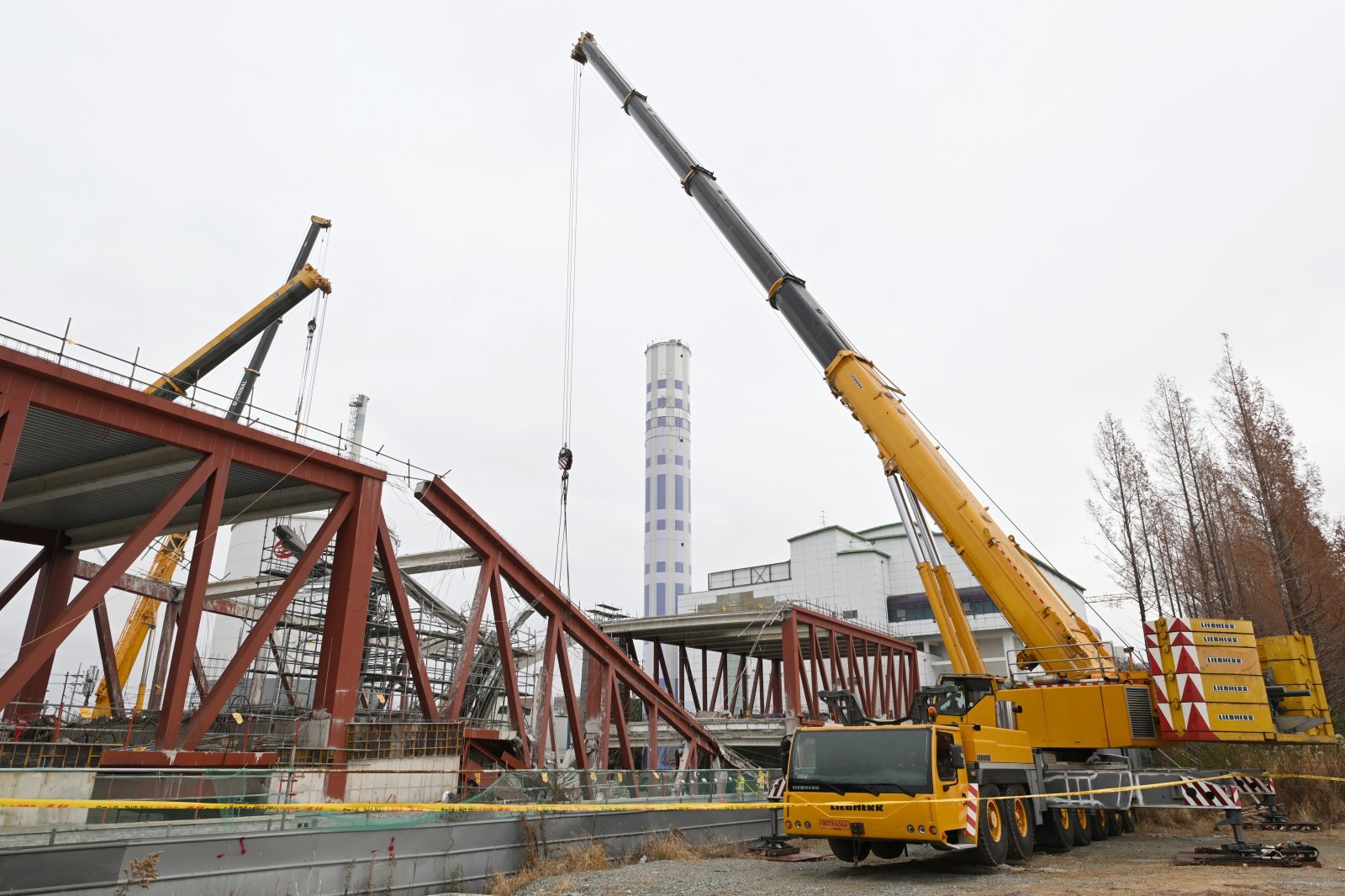 광주대표도서관 붕괴 사고 사흘째인 13일 오전 광주 서구 치평동 광주대표도서관 붕괴사고 현장 주변에서 구조작업에 투입된 크레인이 추가 붕괴를 막기 위해 트러스를 고정하고 있다. 2023.12.13. 광주=뉴시스