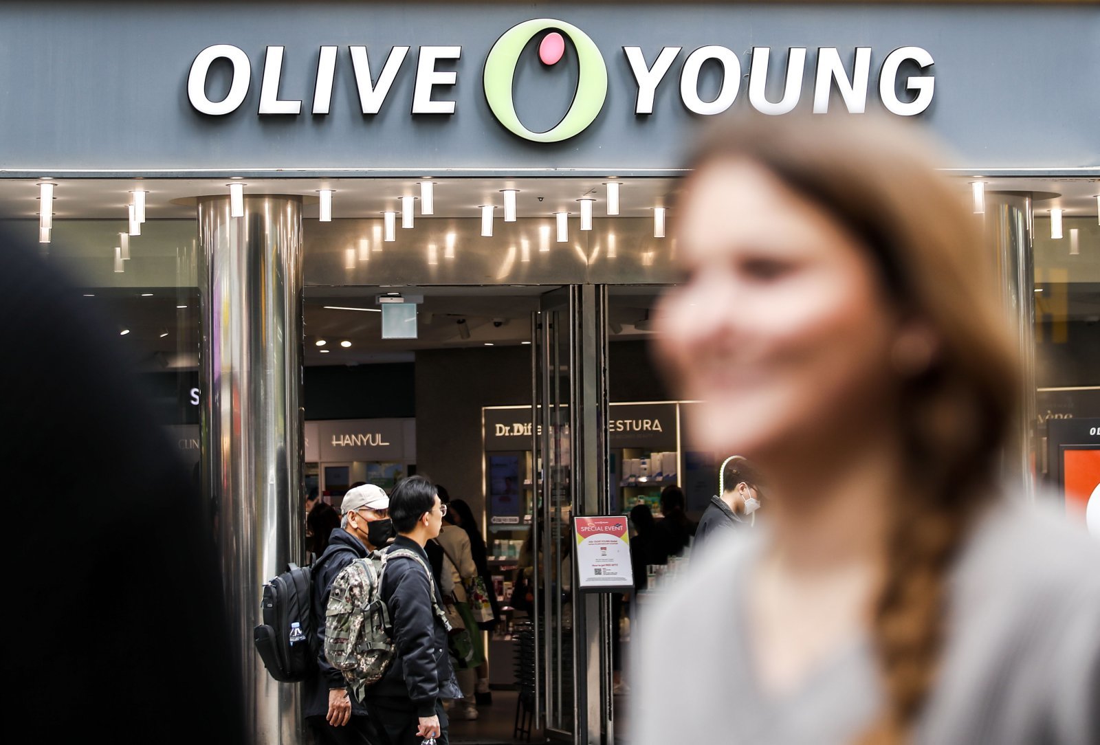 23일 오후 서울 중구 명동 올리브영 플래그십 매장 앞에서 시민과 여행객들이 이동하고 있다. CJ올리브영은 1일부터 17일까지 명동 내 5개 매장 매출을 분석한 결과, 외국인 매출이 전년 동기간 대비 29배가량 증가했다고 밝혔다. 이는 코로나19 이전인 2019년과 비교해도 2배 이상 늘어난 수치다. 영미권, 동남아, 일본인 관광객에 이어 중국인 관광객까지 명동을 찾으면서 상권이 활기를 되찾고 있다. 2023.03.23. 서울=뉴시스