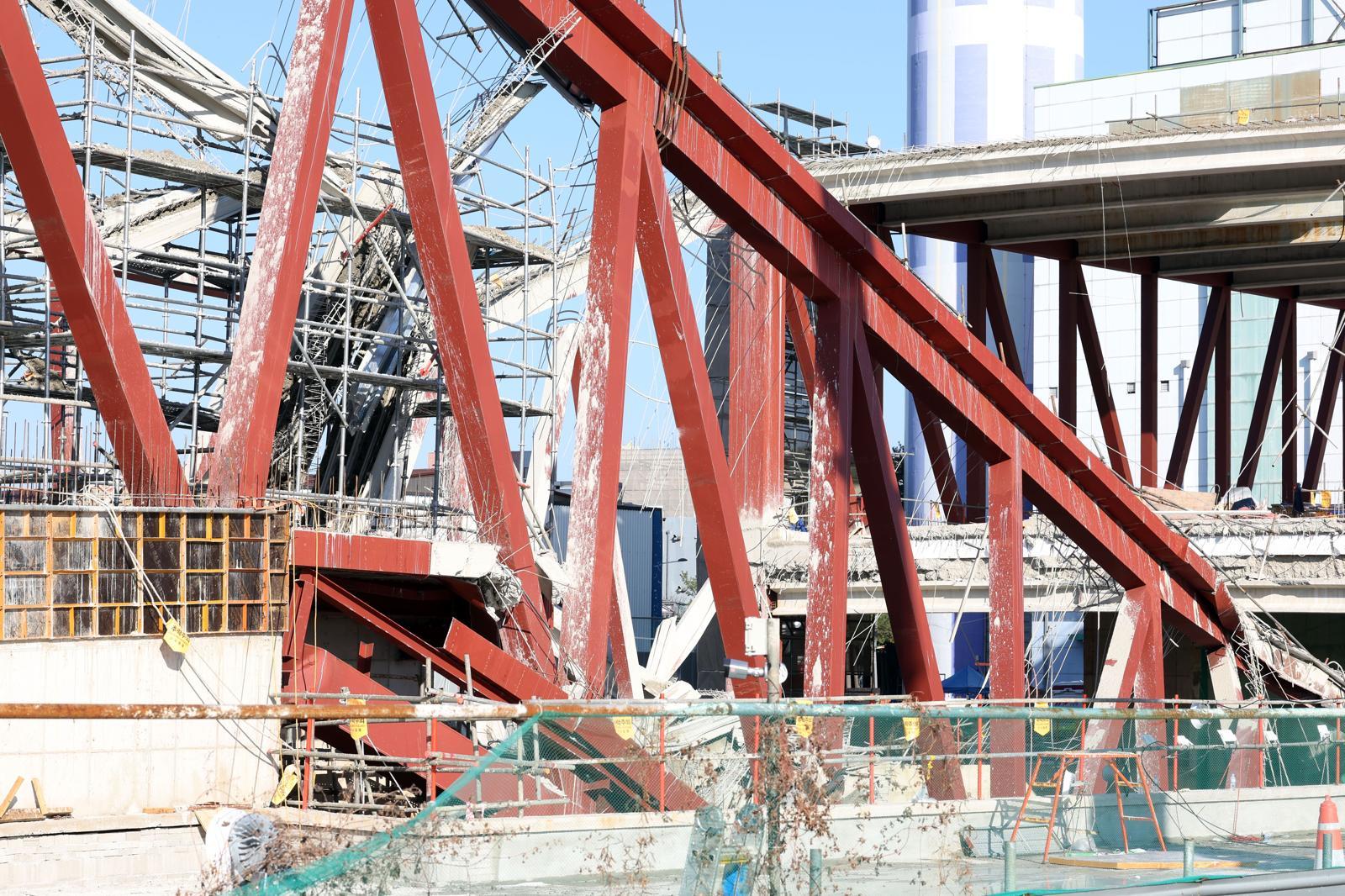 12일 오후 광주 서구 치평동(상무지구)의 광주대표도서관 공사 현장에서 레미콘 타설 중 붕괴 사고로 구조물 안정화와 보강작업을 위해 수색작업이 멈춰있다. 2025.12.12. 뉴스1