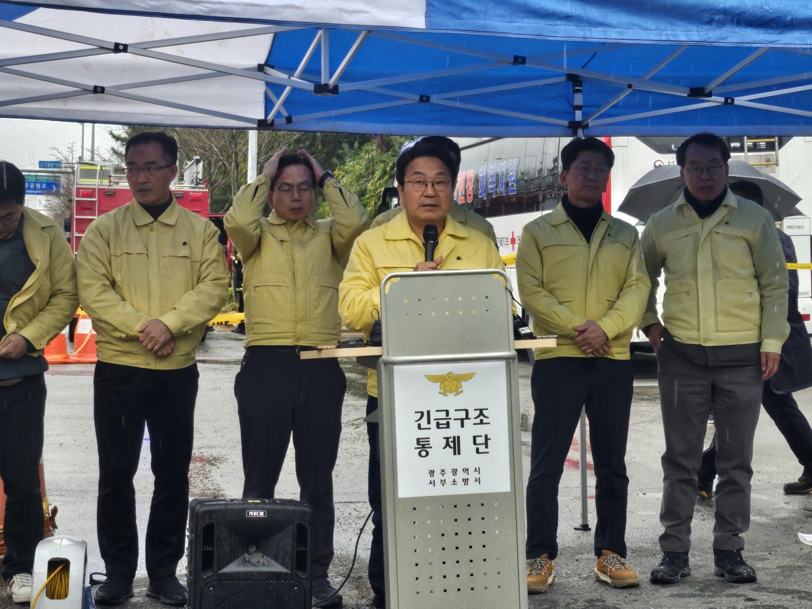 강기정 광주시장이 13일 광주 서구 치평동(상무지구) 광주대표도서관 건립 현장에서 브리핑하고 있다. 해당 현장에서는 지난 11일 붕괴사고 가 발생해 근로자 4명이 숨졌다. 2025.12.13/뉴스1