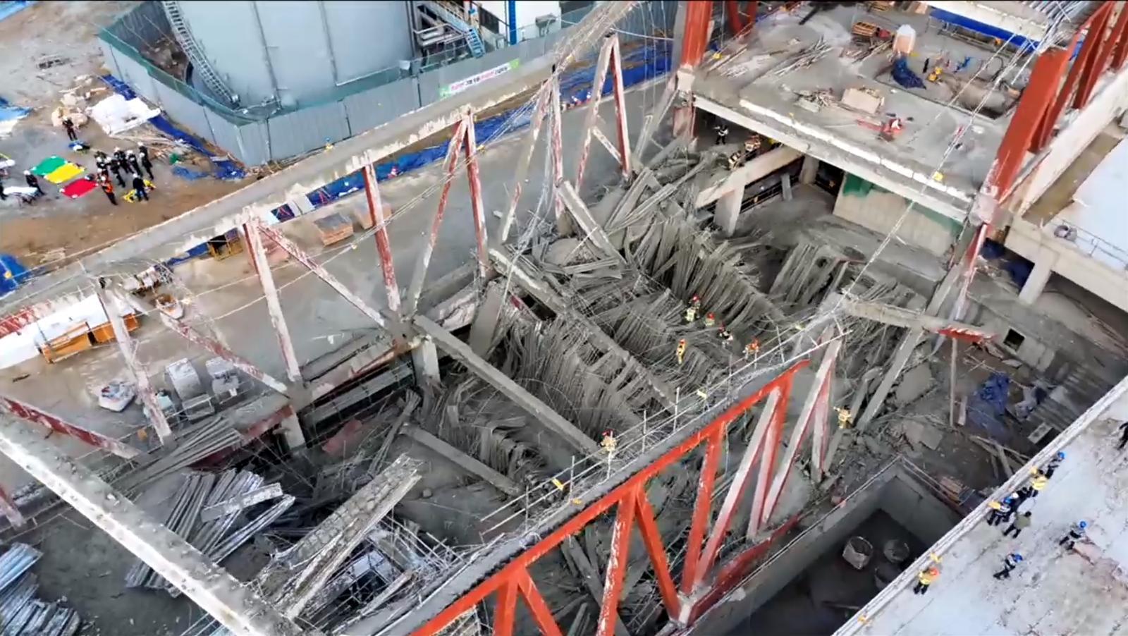 11일 오후 1시 58분쯤 광주 서구 치평동(상무지구)의 광주대표도서관 공사 현장에서 레미콘 타설 중 붕괴 사고가 발생해 4명이 매몰됐다. 사진은 사고현장 모습. 2025.12.11. 소방청 제공