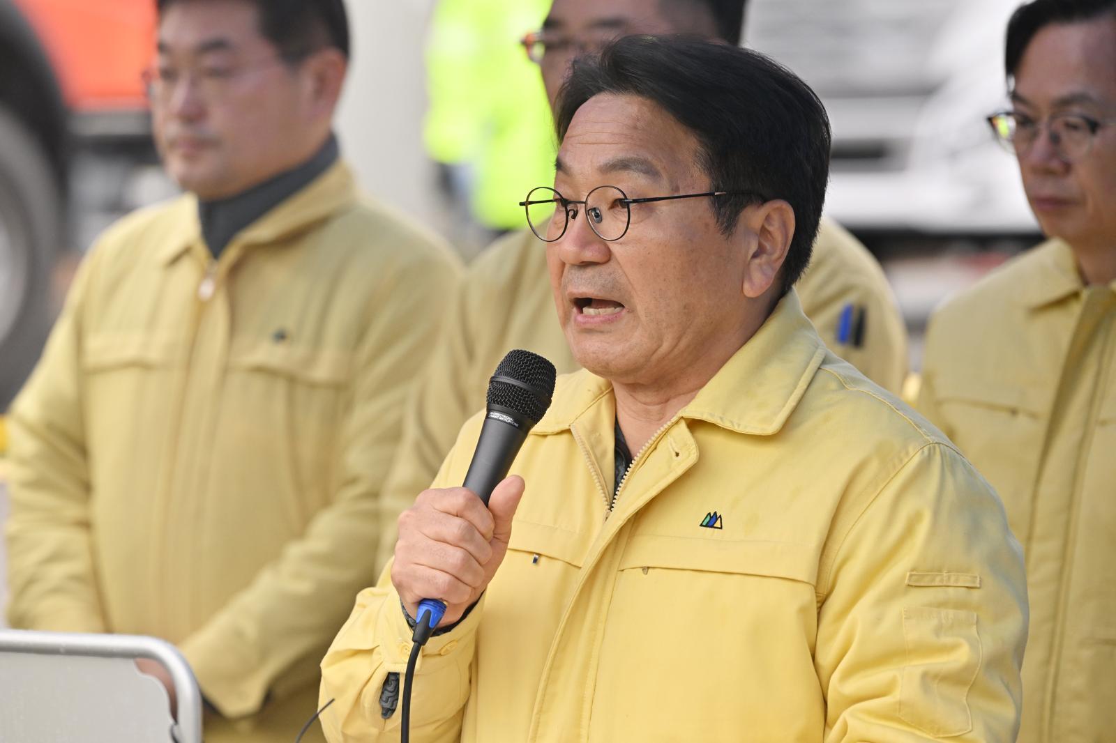 [광주=뉴시스] 이영주 기자 = 강기정 광주시장이 13일 오후 광주 서구 치평동 광주대표도서관 공사현장에서 붕괴사고와 관련한 입장을 밝히고 있다. 2025.12.13. leeyj2578@newsis.com