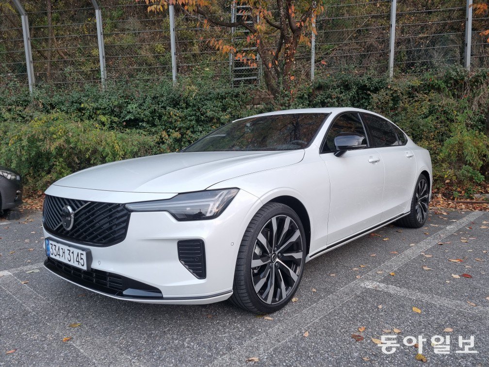 볼보 S90 B5 울트라 다크 모델의 외관. 김도형 기자 dodo@donga.com