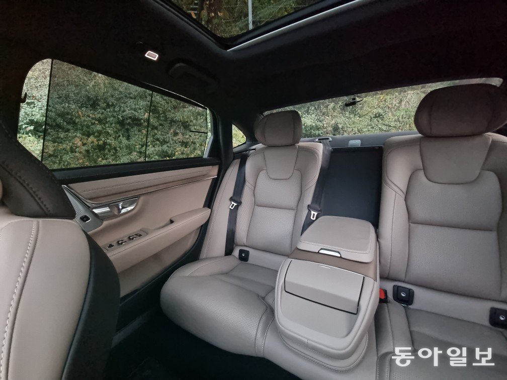 볼보 S90 B5 울트라 다크 모델의 운전석에서 측면 선블라인드를 내려놓은 뒷좌석 공간을 찍은 모습. 실내 색상에는 ‘카다멈’이 적용돼 있다. 김도형 기자 dodo@donga.com