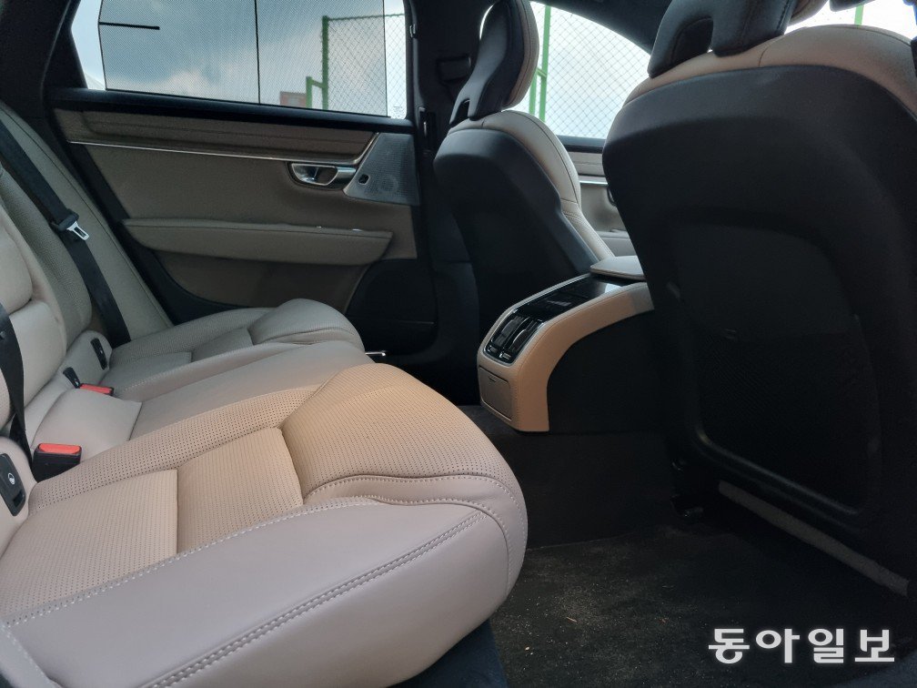볼보 S90 B5 울트라 다크 모델의 뒷좌석 쪽에서 찍은 사진. 뒷좌석 레그룸 공간이 돋보이는 모습이다. 김도형 기자 dodo@donga.com