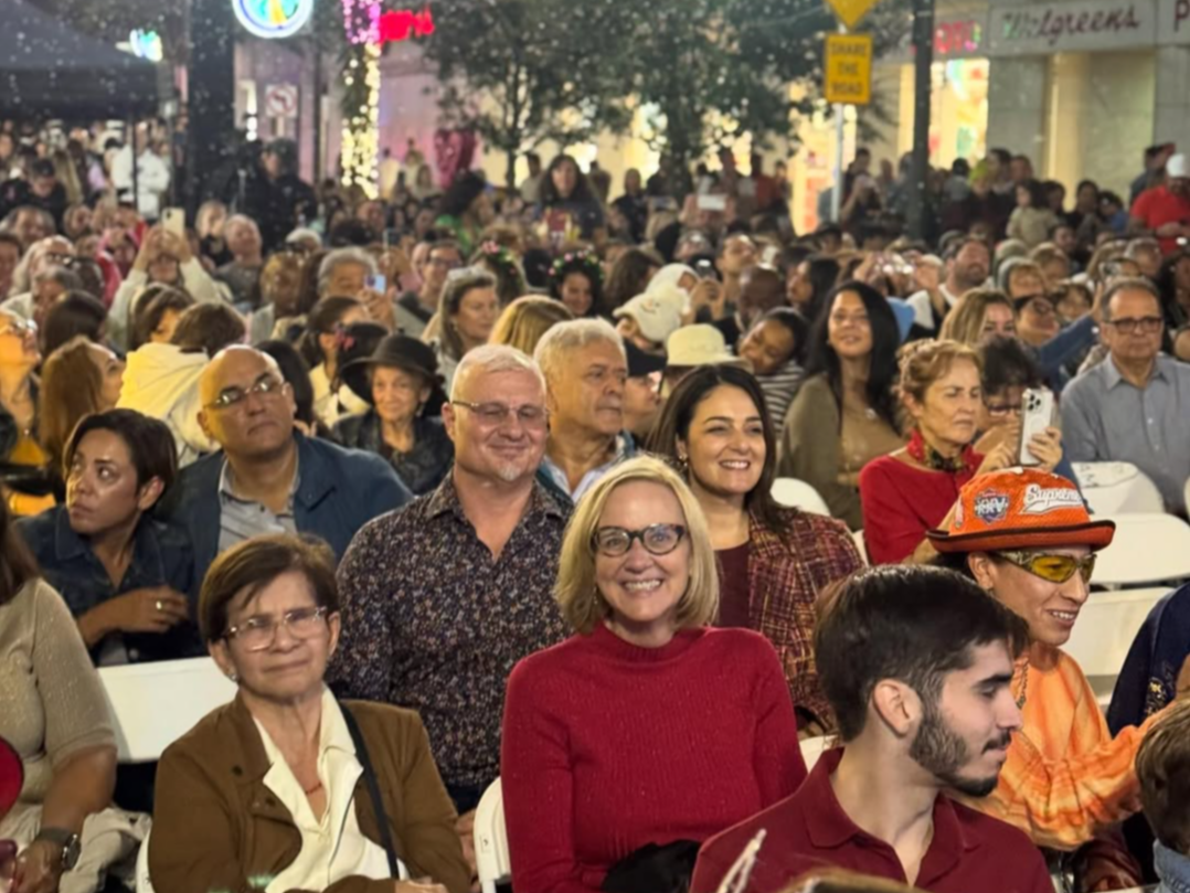 히긴스 당선인(맨 앞줄 왼쪽 두번째)이 지난달 마이애미 시내에서 열린 트리 점등식 축제에 참석해 라틴계 주민들 사이에 앉아 있는 모습. 사진 출처 히긴스 인스타그램
