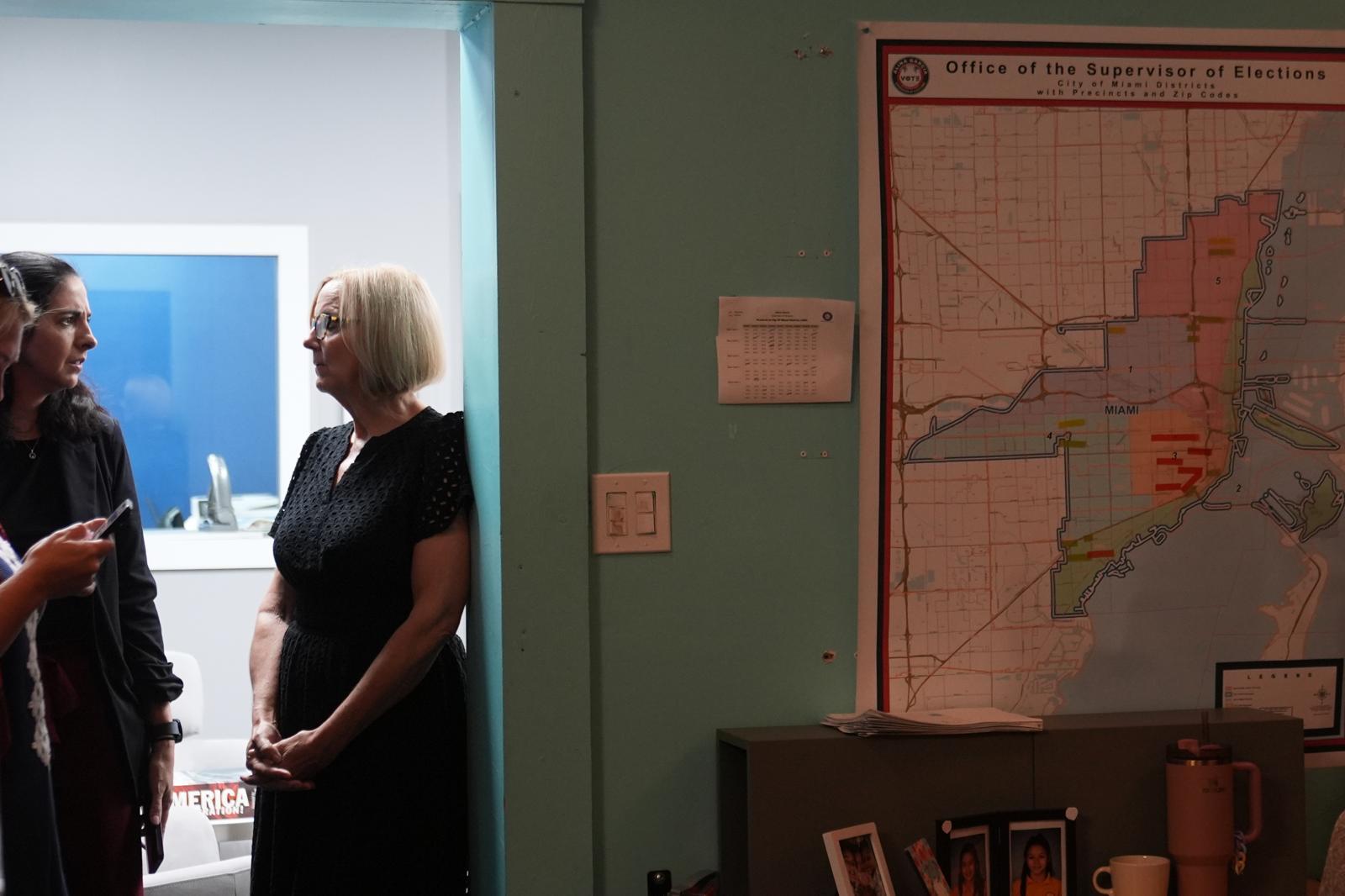아이린 히긴스 플로리다주 마이애미 시장 당선인이 10일 기자회견을 앞두고 참모들과 대화하고 있다. 우측 벽에는 마이애미 지도가 붙어 있다. 마이애미=AP 뉴시스