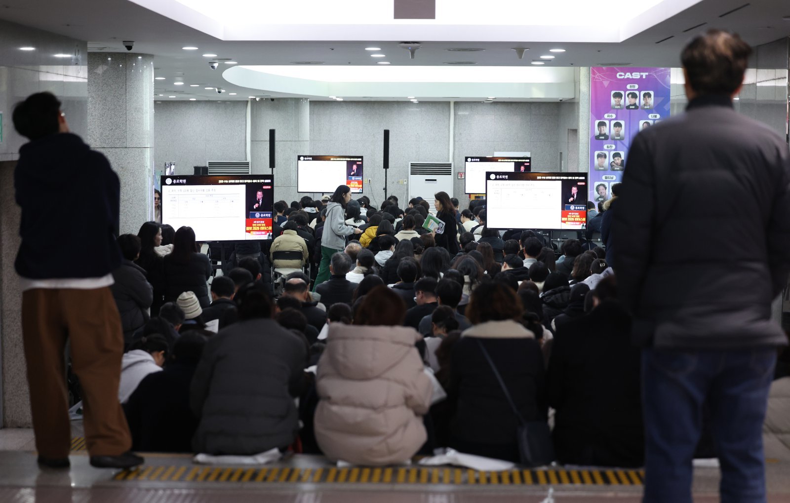 7일 서울 종로구 성균관대학교 600주년 기념관에서 열린 종로학원 주최 2026 정시 합격 가능선 예측 및 지원전략 설명회에 들어가지 못한 참석자들이 복도에서 설명회를 듣고 있다. 2025.12.07 뉴시스