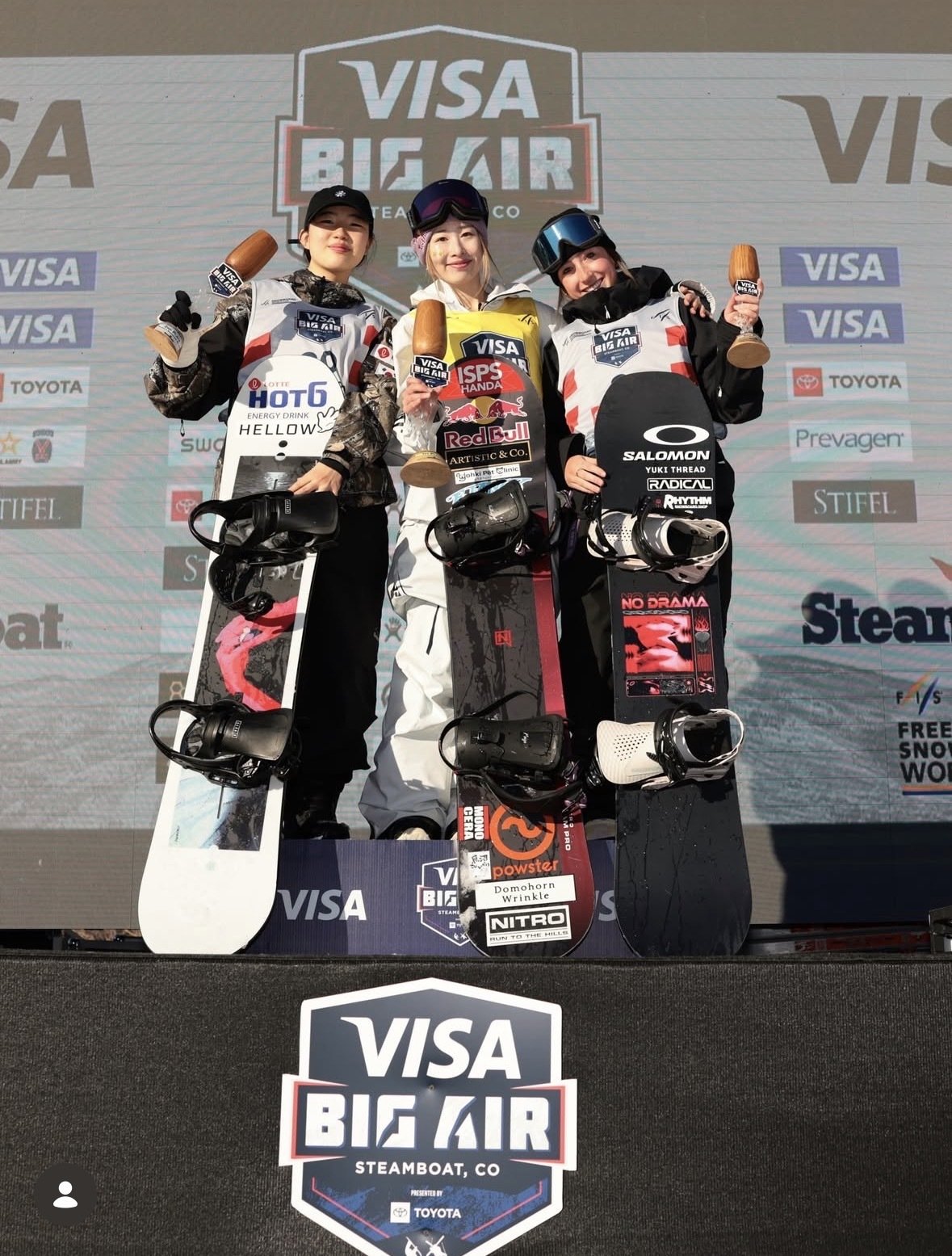 유승은(왼쪽)이 스노보드 월드컵 여자 빅에어에서 은메달을 목에 걸었다.(FIS SNS 캡처)